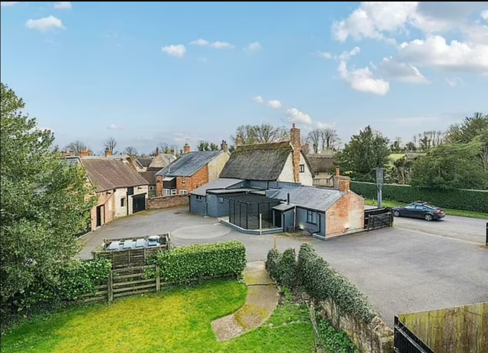 Будинок 18 століття з величезним садом продають всього за 1 фунт, але є одна умова